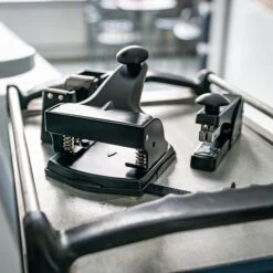 Kornet&Hahn Heftgerät 40371036, Heftleistung 20 Blatt, Schwarz -Leitz || Novus || Herlitz Shop 93738c5a5577cbda93a7c4077a0a94f9f71950b9 heftgeraet kornetundhahn 40371036